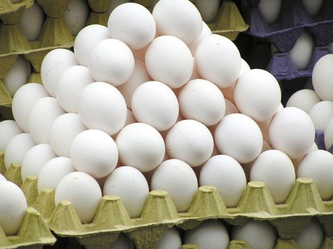 Аналитики Росстата сообщили, что в ХМАО цены на куриные яйца снизились