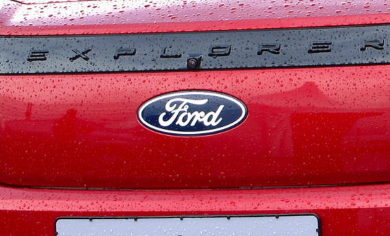 Компания Ford запатентовала панель приборов с раскладным столом
