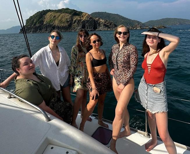 Юлия Пересильд в леопардовом купальнике отдохнула с подругами на яхте в Таиланде