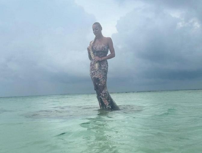 Анастасия Волочкова едва не утонула во время  шторма на Мальдивах из-за платья