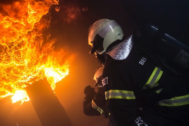 В результате пожара на севере Москвы пострадали 10 человек