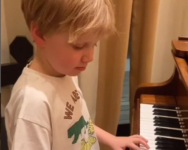 Собчак показала, как её 7-летний сын Платон играет на фортепиано