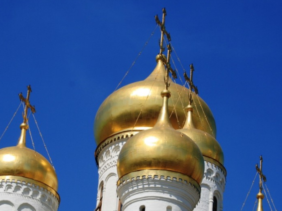 Клирик Савченко объяснил запрет на посещение храма со своими свечами