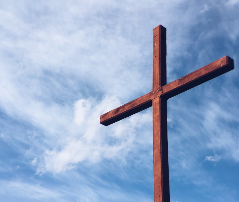 Священнослужители рекомендовали ставить в ногах усопшего деревянный крест
