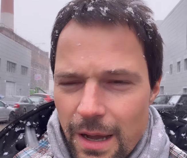 Козловский в Москве в снегопад призвал россиян пользоваться кремом от загара