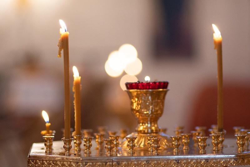 Священник Снегирев рассказал, как правильно ставить свечи в церквях
