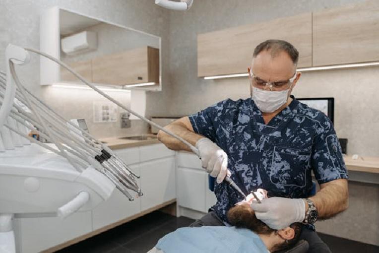 Стоматолог Тумашевич рассказал, как избавиться от неприятного запаха изо рта