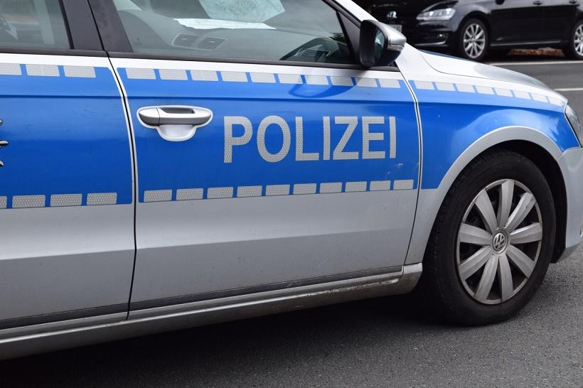 В Берлине полиция не пустила женщину в пилотке со звездой к монументу