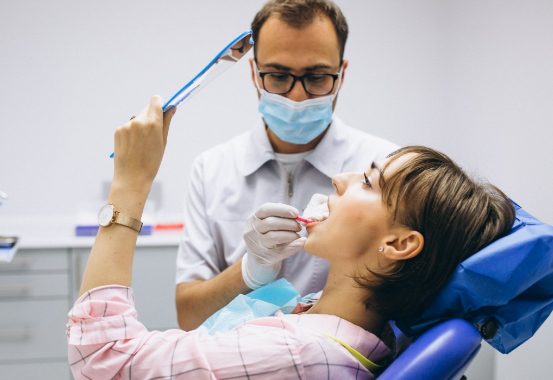 Стоматолог Каримов описал способы достижения голливудской улыбки