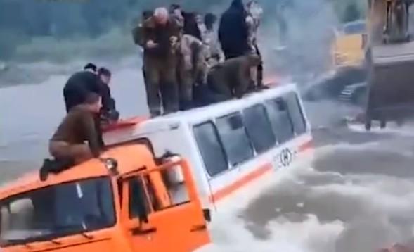 Река накрыла вахтовку в Приморье, людям пришлось спасаться на крыше автобуса