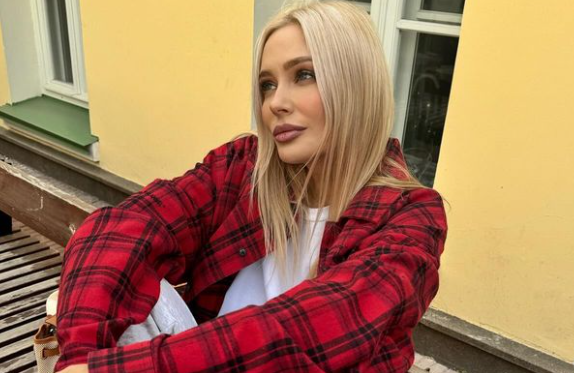 Актриса Рудова снялась в прозрачном комбинезоне в центре косметологии