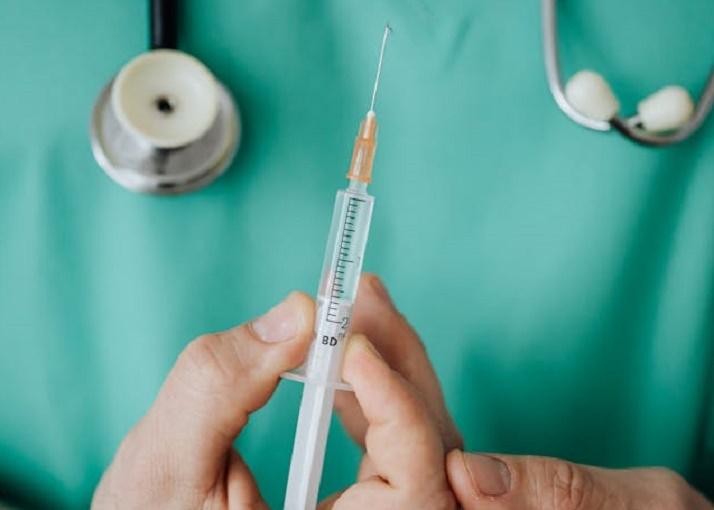 Nature: Вакцина против опоясывающего лишая снижает риск деменции на 25%